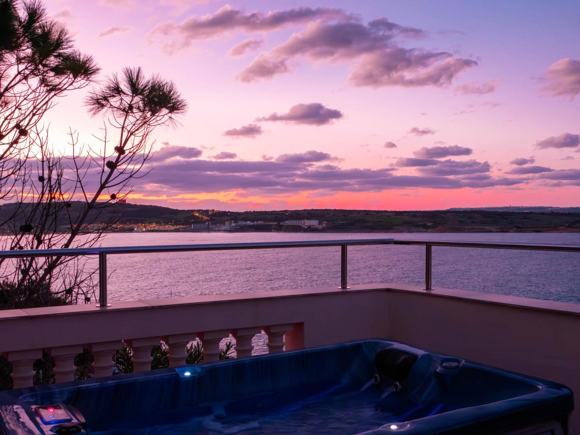 Villa Palma - Sunset Sea Views With Pool, Jacuzzi, Sauna And Games Room Mellieħa Eksteriør billede